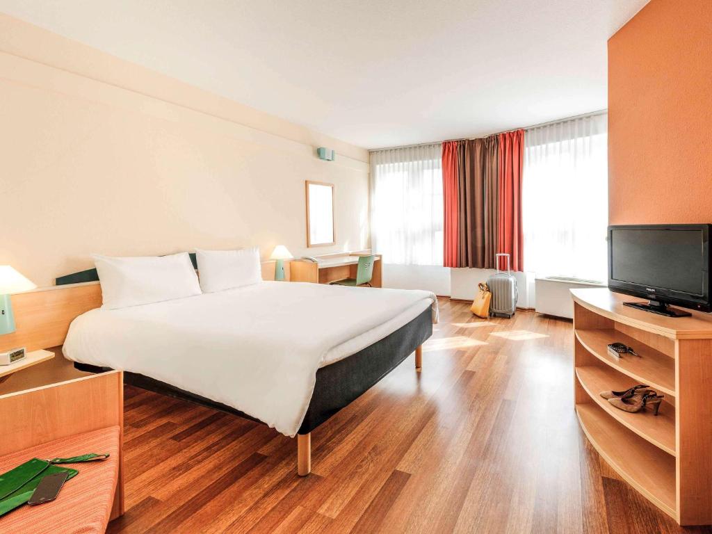 Postel nebo postele na pokoji v ubytování ibis Bamberg Altstadt