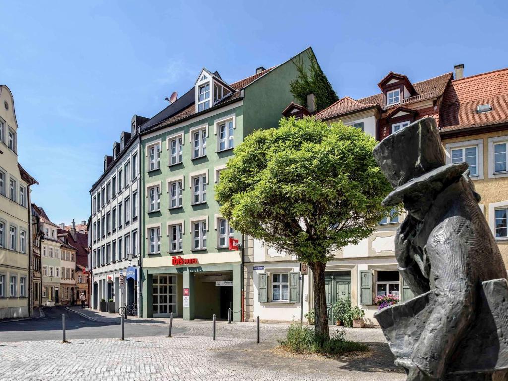 eine Statue in der Mitte einer Straße mit Gebäuden in der Unterkunft ibis Bamberg Altstadt in Bamberg