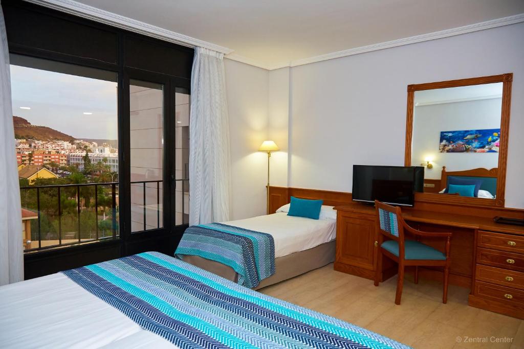 Кровать или кровати в номере Hotel Zentral Center - Adults only