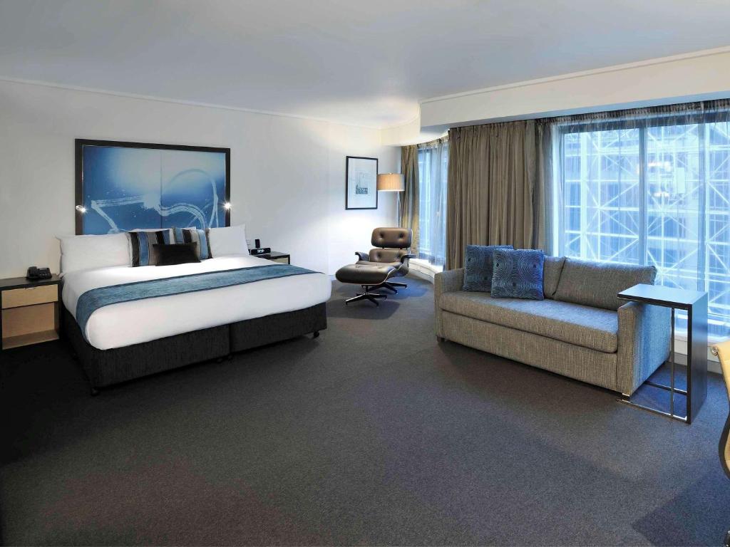 TV a/nebo společenská místnost v ubytování Novotel Melbourne On Collins