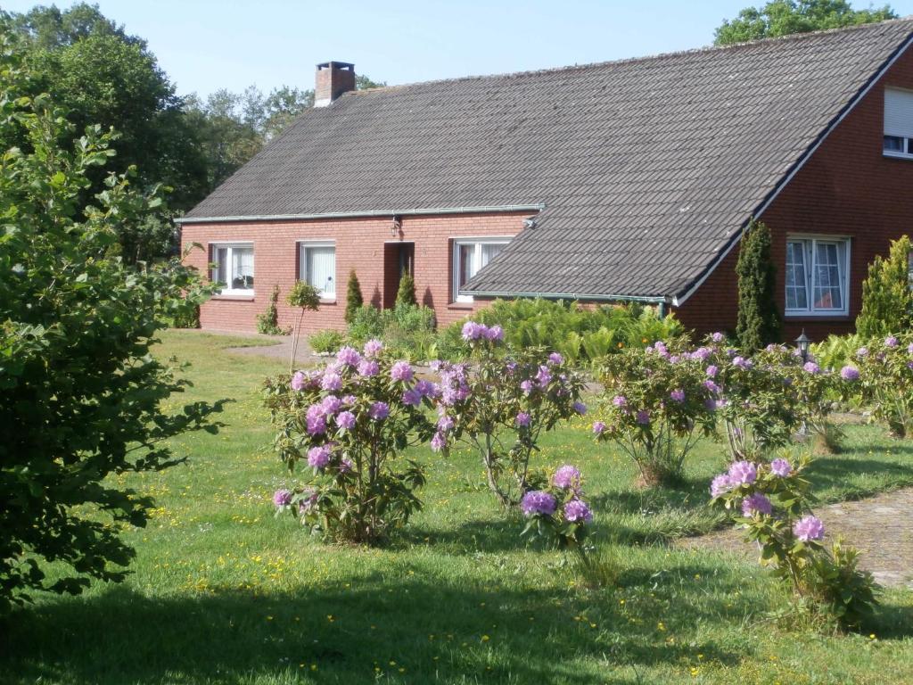 uma casa com flores em frente em Ferienwohnung Mientje, 35214 em Hesel