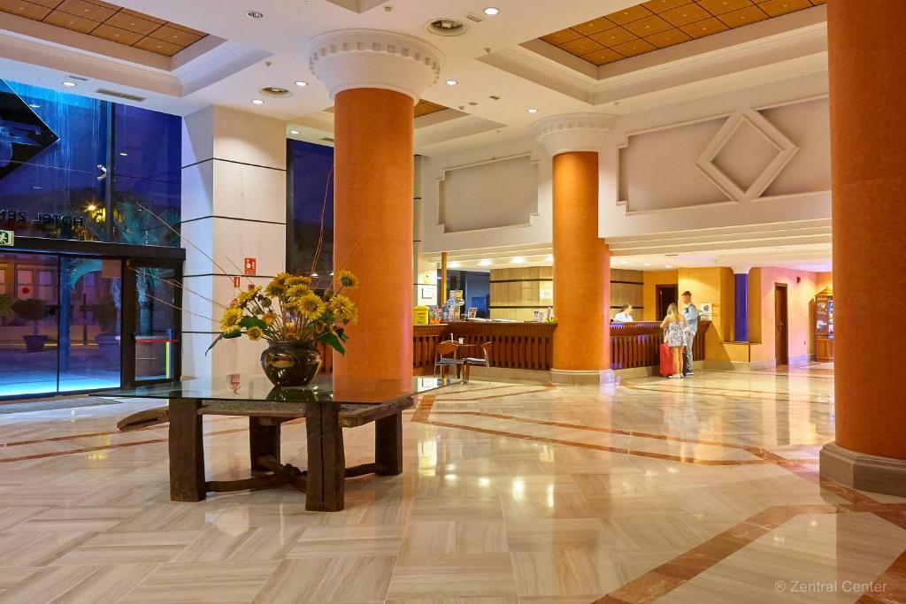 Лобби или стойка регистрации в Hotel Zentral Center - Adults only