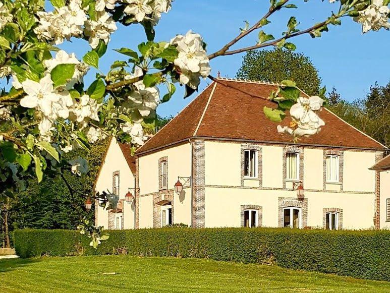 Villeneuve-sur-YonneにあるMagnifique Grand Gîte pour groupe en pleine natureの茶色の屋根の大白い家