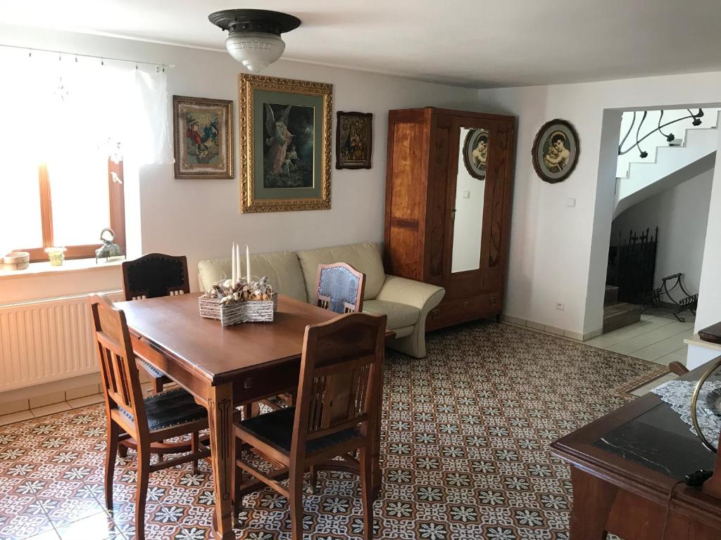 Posezení v ubytování cottage with private swimming pool