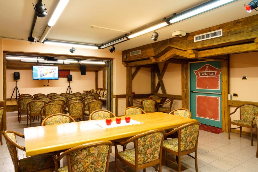 Televízia a/alebo spoločenská miestnosť v ubytovaní Hotel Dolomiti Schloss