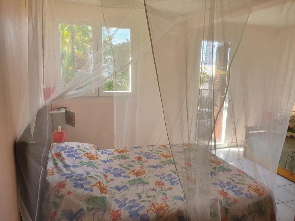 Postel nebo postele na pokoji v ubytování Rose Phœnix rez-de-jardin piscine et vue mer
