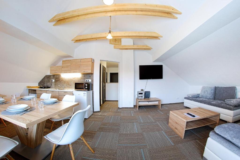 Kuchyňa alebo kuchynka v ubytovaní Apartmany za Rohom