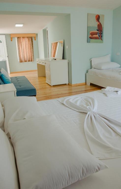 Un pat sau paturi într-o cameră la Dhermi