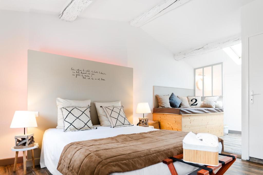 Giường trong phòng chung tại La Maison Gustave