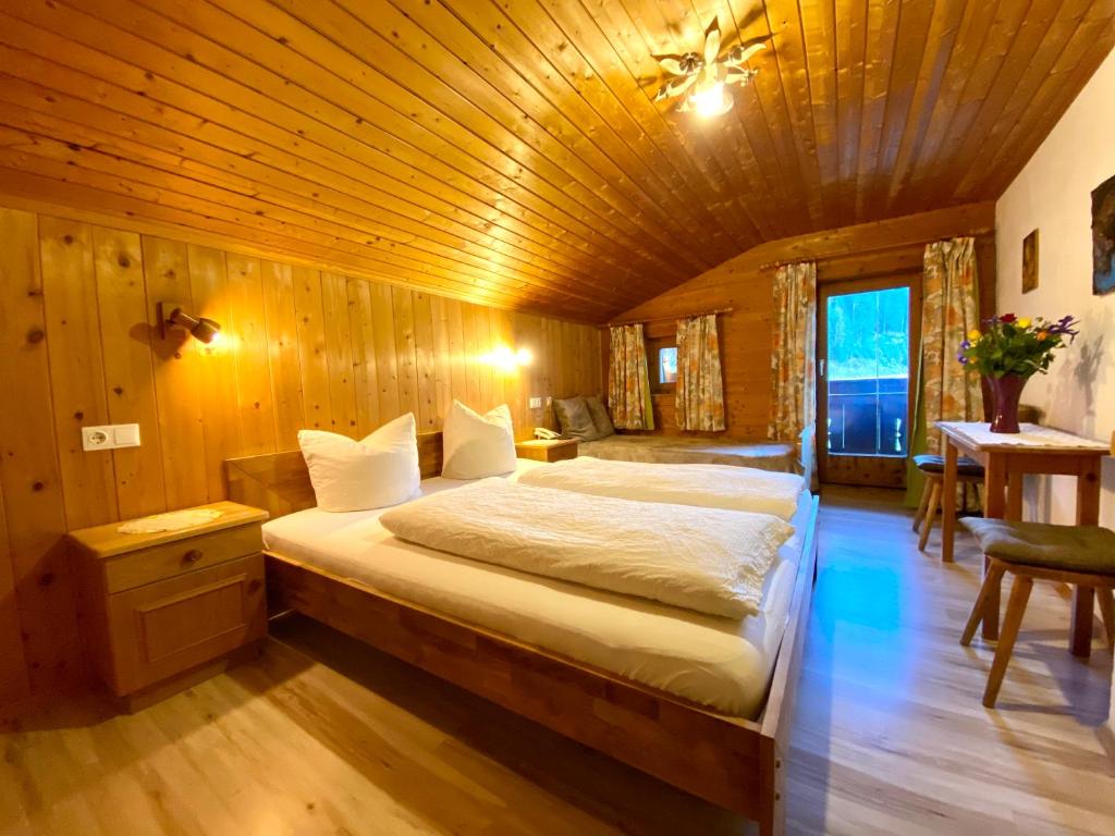 Postel nebo postele na pokoji v ubytování Lechnerhof Hotel-Garni