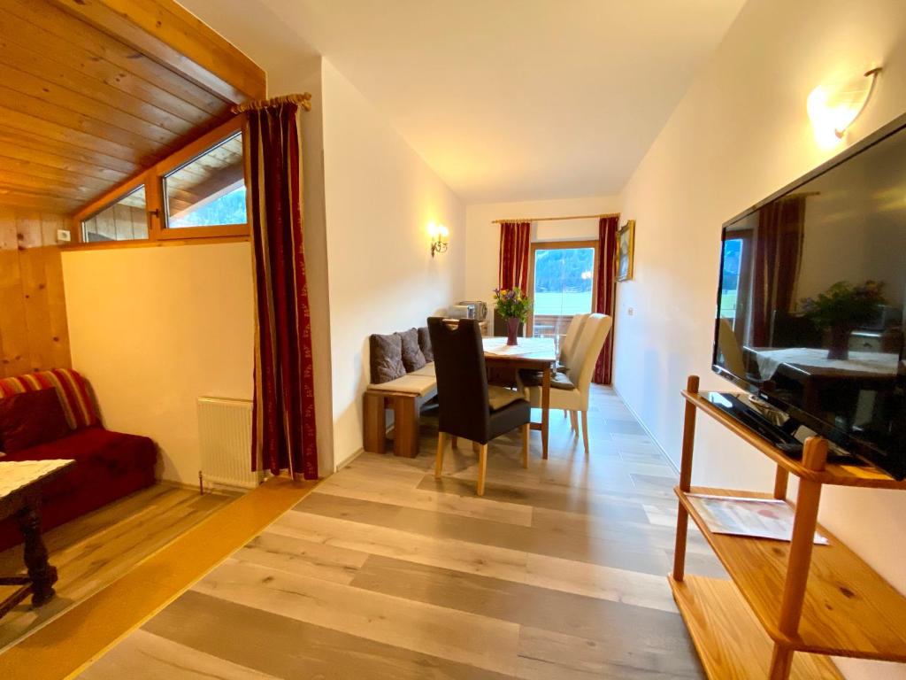 TV a/nebo společenská místnost v ubytování Lechnerhof Hotel-Garni
