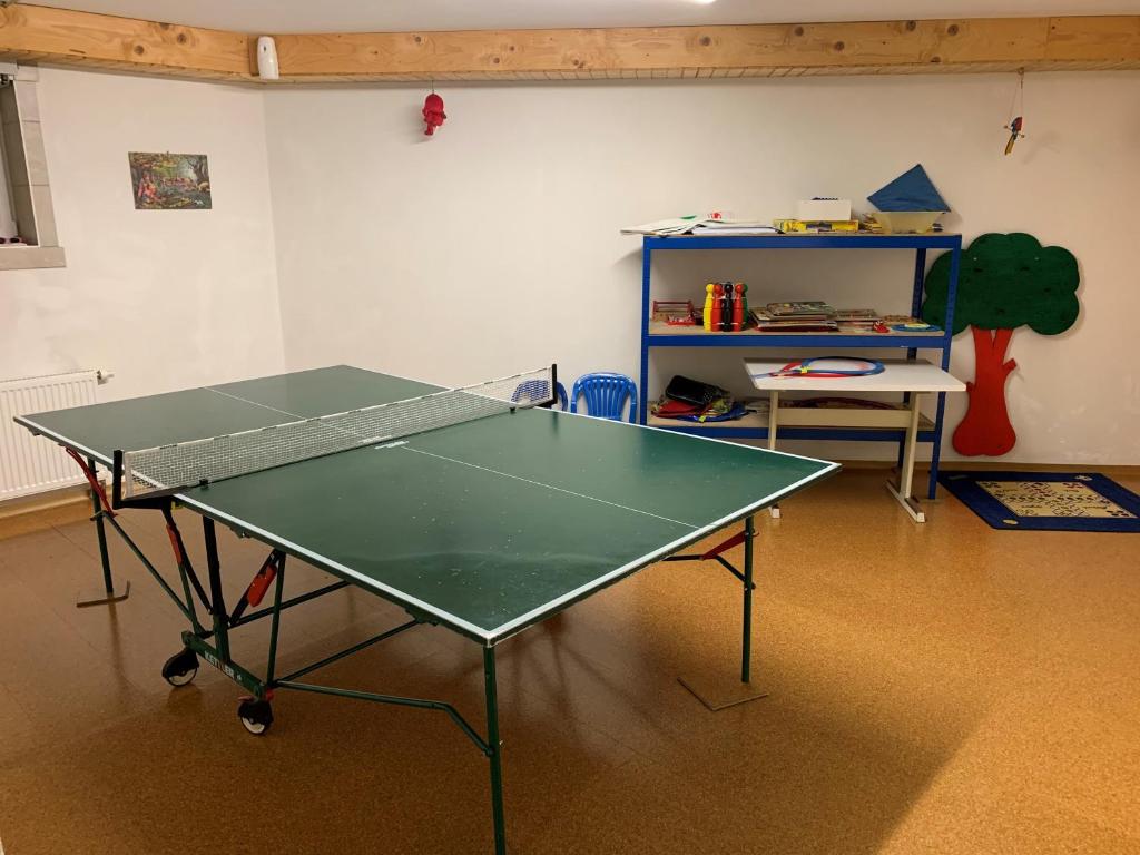 Stolní tenis v ubytování Lechnerhof Hotel-Garni nebo okolí