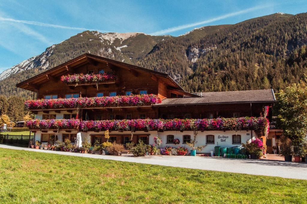 ein Gebäude mit Blumen auf der Seite in der Unterkunft Lechnerhof Hotel-Garni in Achenkirch