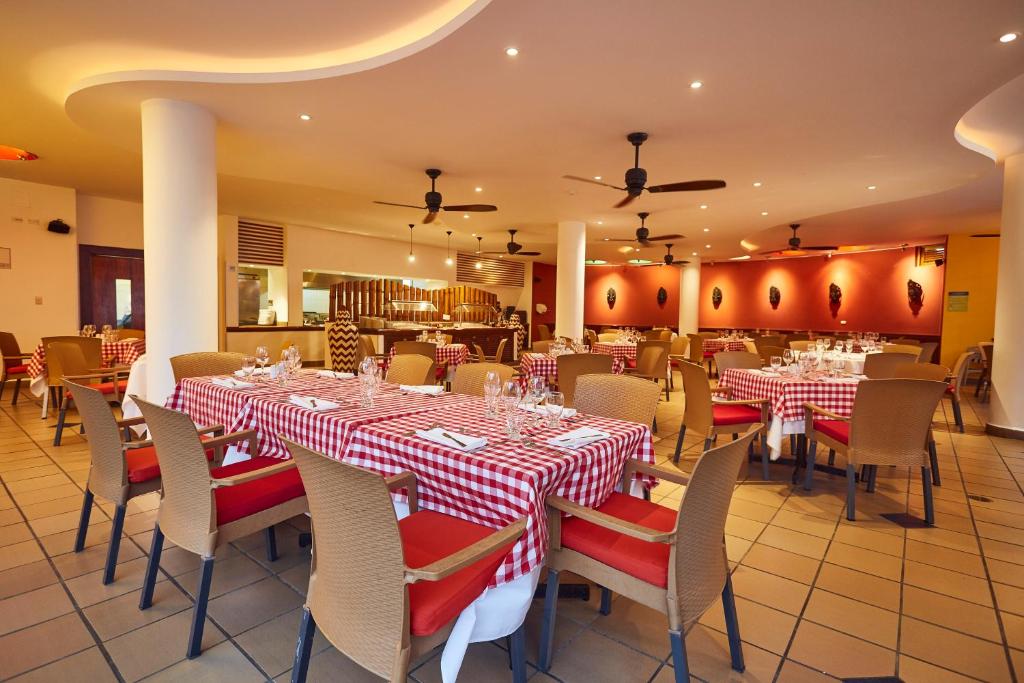 Restaurace v ubytování Royal Decameron Mompiche - All Inclusive