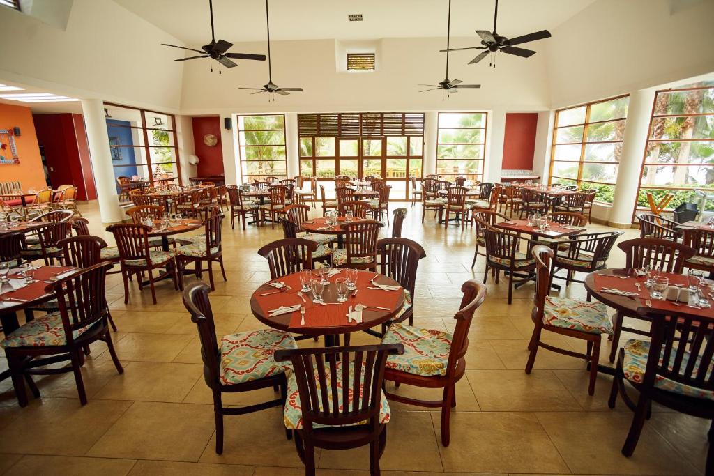 Restaurace v ubytování Royal Decameron Mompiche - All Inclusive