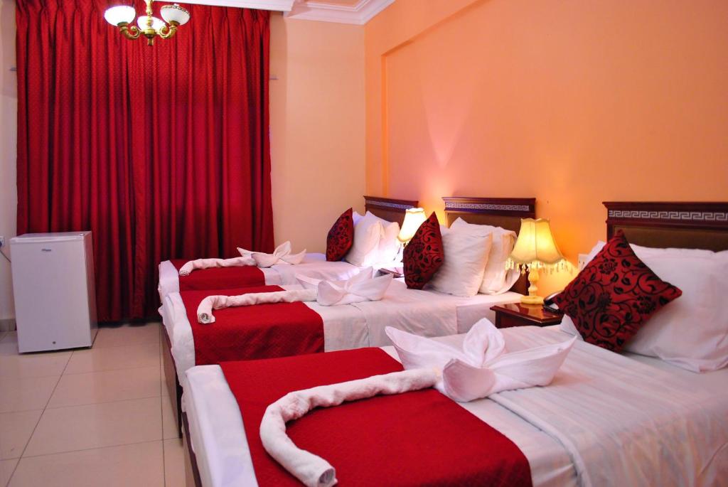 Postel nebo postele na pokoji v ubytování Al Qidra Hotel & Suites Aqaba