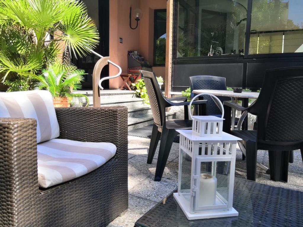 patio con sedie, tavolo e sgabello di Hotel Iride Suite & Breakfast- ideale per famiglie e coppie a Riccione