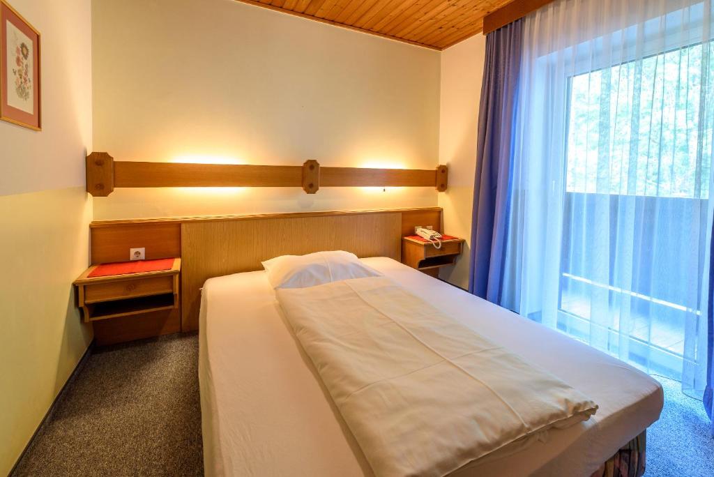 Postel nebo postele na pokoji v ubytování Hotel & Gasthof Taferne