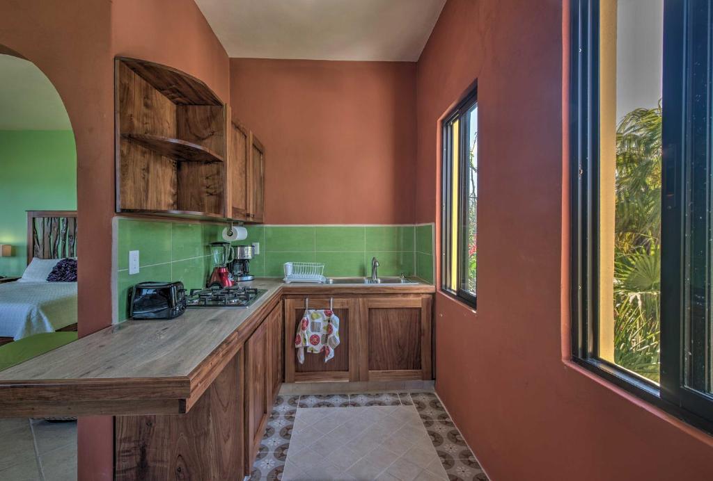 Beachfront Quintana Roo Apartment with Balcony and Views, El Placer