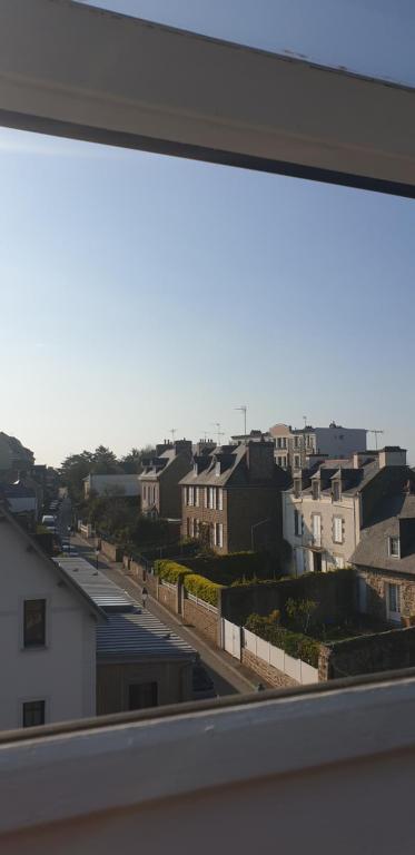 een raam met uitzicht op de stad bij LA VIGIE in Dinard