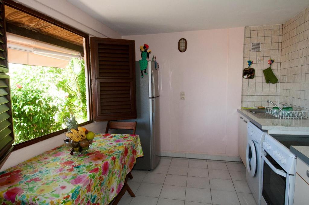 Kuchyň nebo kuchyňský kout v ubytování Rose Phœnix rez-de-jardin piscine et vue mer