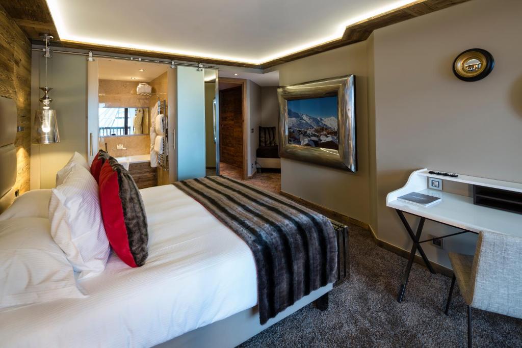 Postel nebo postele na pokoji v ubytování Hôtel Koh-I Nor by Les Etincelles