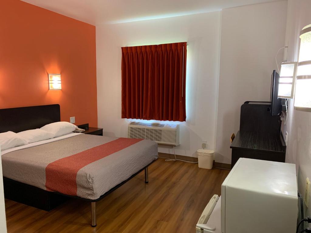 Motel 6-Terrell, TX - Queen Room - Non-Smoking