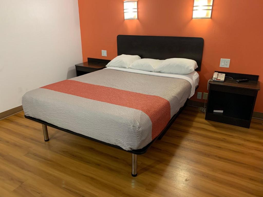 Motel 6-Terrell, TX - Queen Room - Disability Access - Roll In Shower