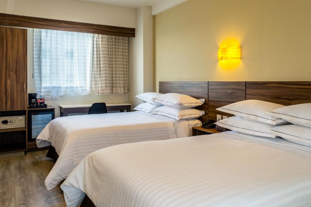 Postel nebo postele na pokoji v ubytování Crown Victoria Hotel