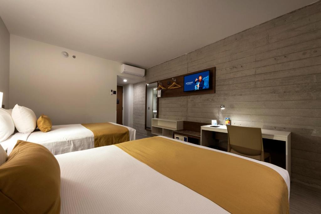 TV a/nebo společenská místnost v ubytování Microtel Inn & Suites by Wyndham Irapuato
