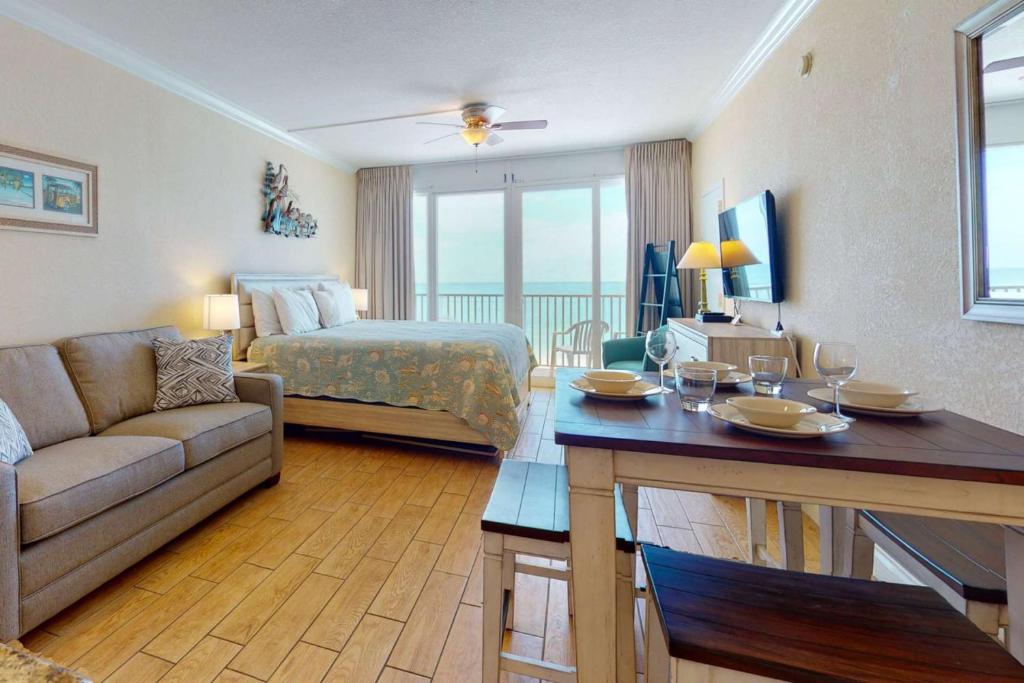 une chambre d'hôtel avec un lit, un canapé et une table dans l'établissement 609 - Island Inn, à St. Pete Beach