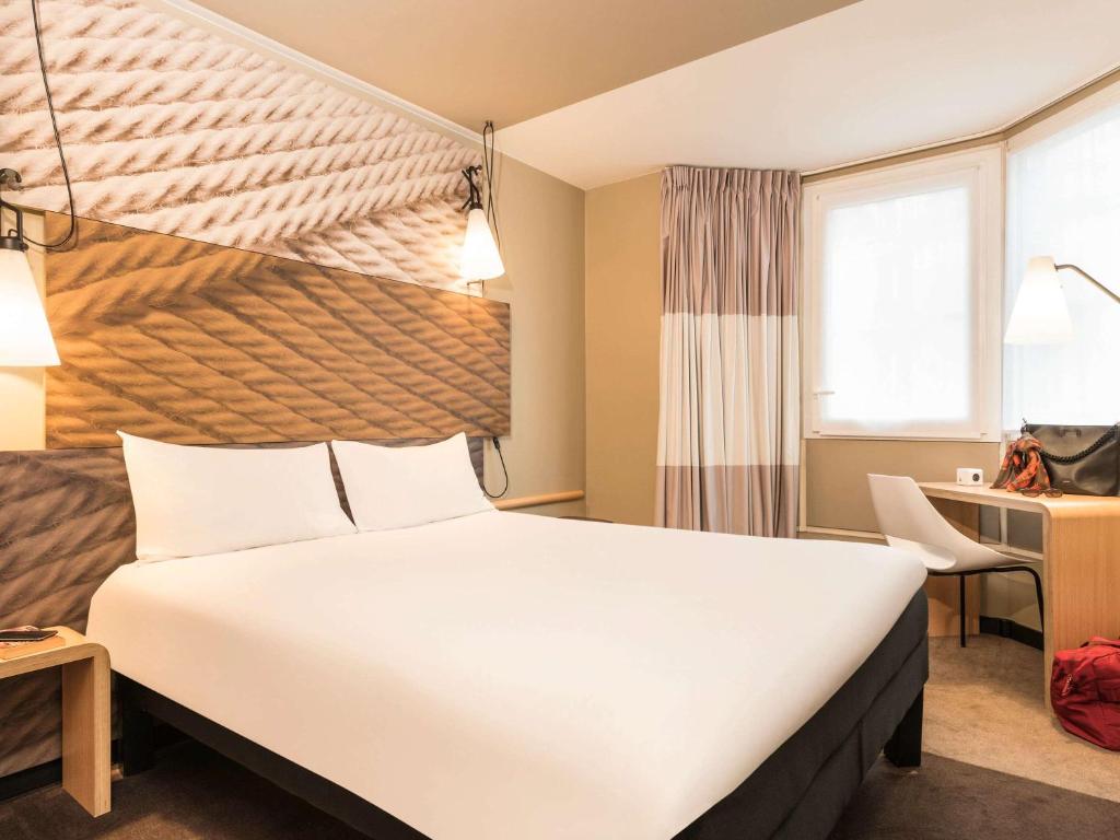 Ein Bett oder Betten in einem Zimmer der Unterkunft ibis Paris Gare du Nord Château Landon 10ème