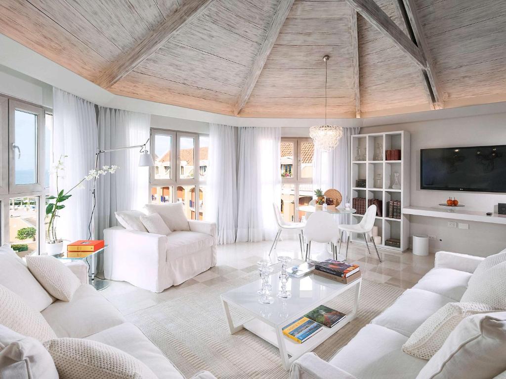 TV a/nebo společenská místnost v ubytování Sofitel Legend Santa Clara Cartagena