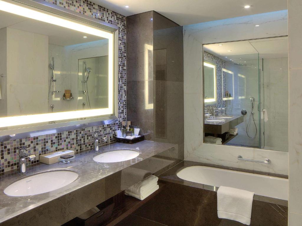 Koupelna v ubytování Sofitel Beirut Le Gabriel