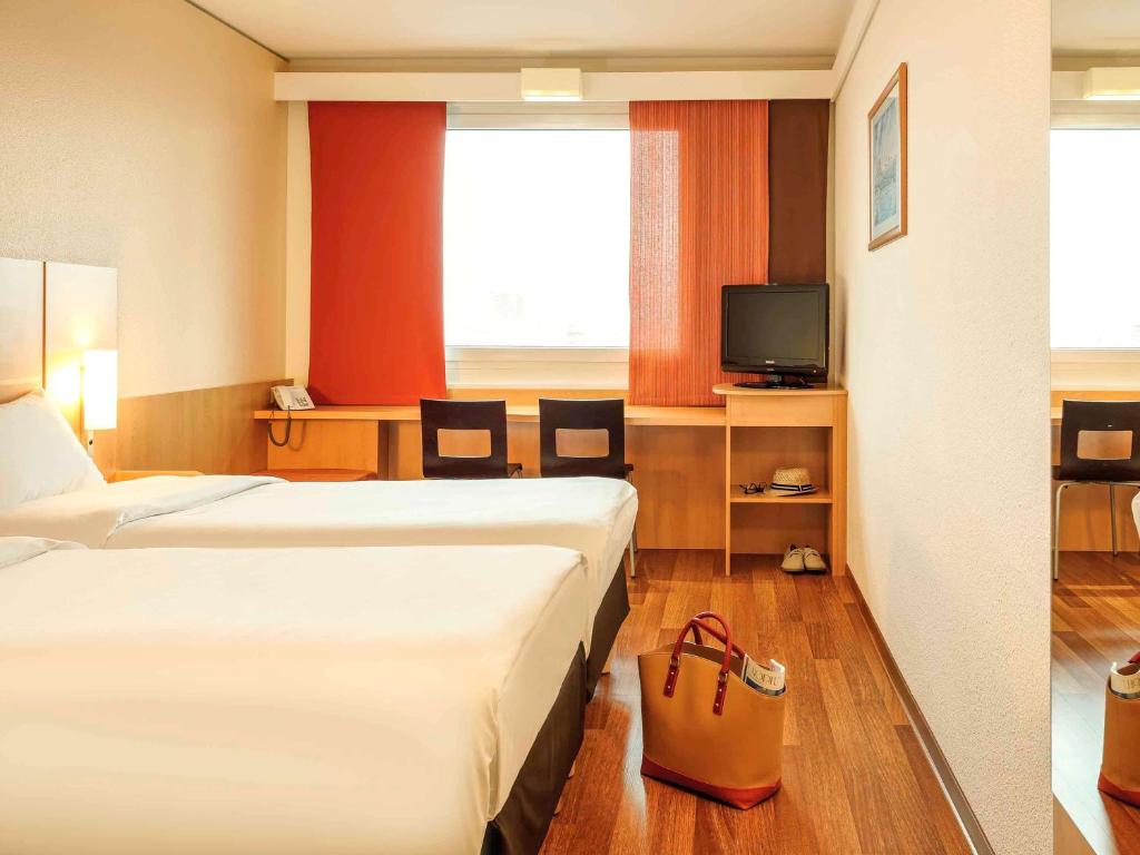 Telewizja i/lub zestaw kina domowego w obiekcie Ibis Wien Messe