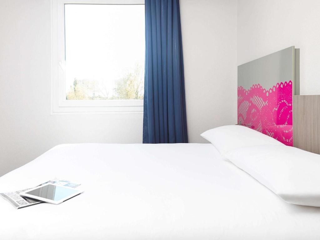 Postel nebo postele na pokoji v ubytování ibis Styles Arles Palais des Congrès