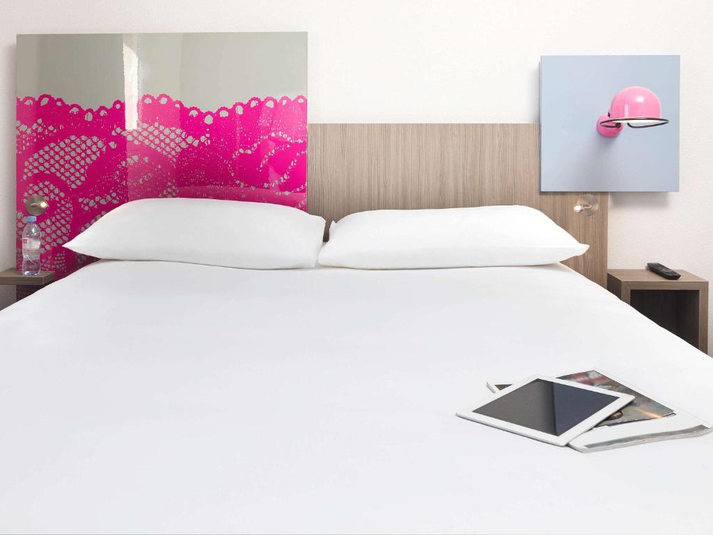 Postel nebo postele na pokoji v ubytování ibis Styles Arles Palais des Congrès
