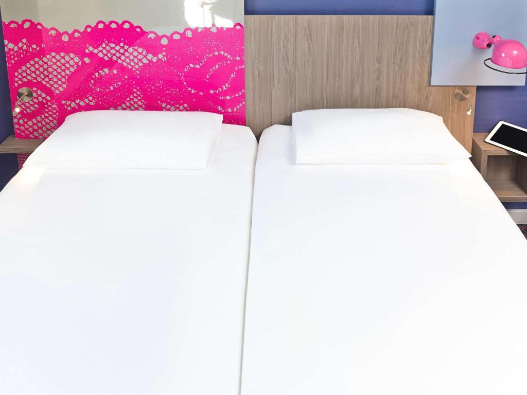 Postel nebo postele na pokoji v ubytování ibis Styles Arles Palais des Congrès