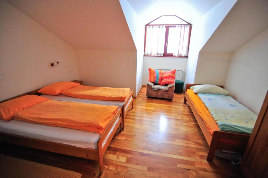Postel nebo postele na pokoji v ubytování Tourist Farm Pri Kafolu