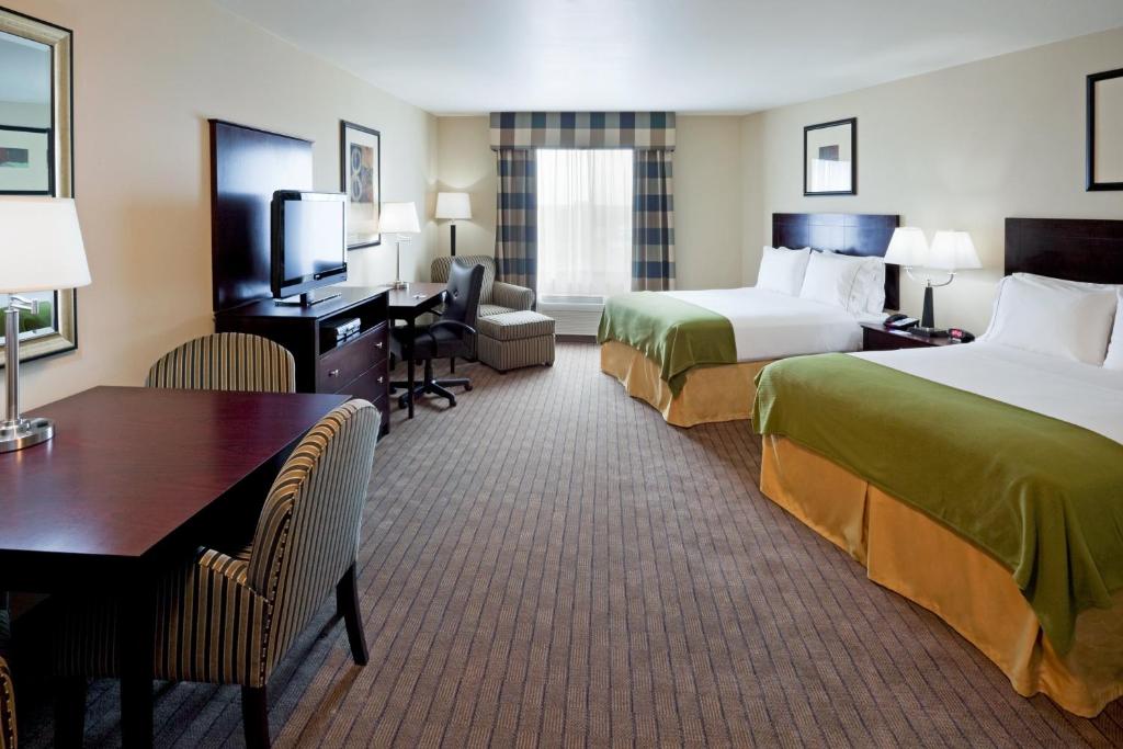 een hotelkamer met 2 bedden en een bureau bij Holiday Inn Express Hotel & Suites Syracuse North Airport Area, an IHG Hotel in Cicero