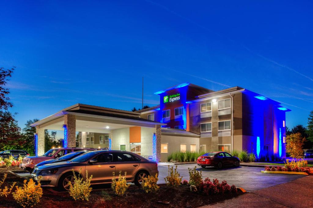 a hotel with cars parked in a parking lot at Holiday Inn Express Newberg - Wine Country, an IHG Hotel in Newberg