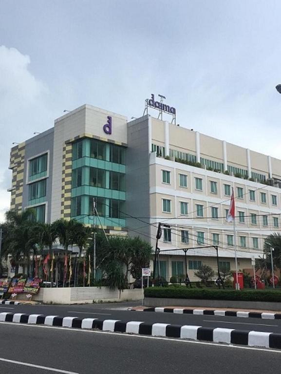 巴东戴玛巴东酒店的一座白色的大建筑,上面有标志