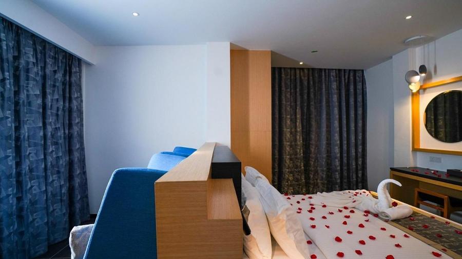 Postel nebo postele na pokoji v ubytování TSR Seafront Hotel