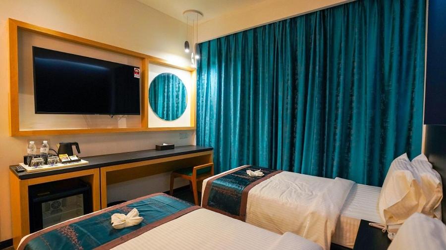 Postel nebo postele na pokoji v ubytování TSR Seafront Hotel