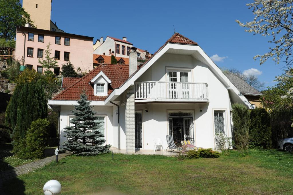 uma casa branca com um alpendre e uma varanda em Holiday Villa Loket em Loket