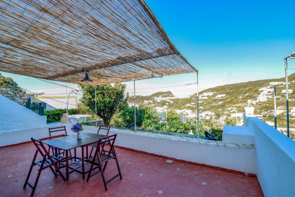 einen Tisch und Stühle auf einem Balkon mit Aussicht in der Unterkunft SoleMarePonza casa Antonietta in Ponza