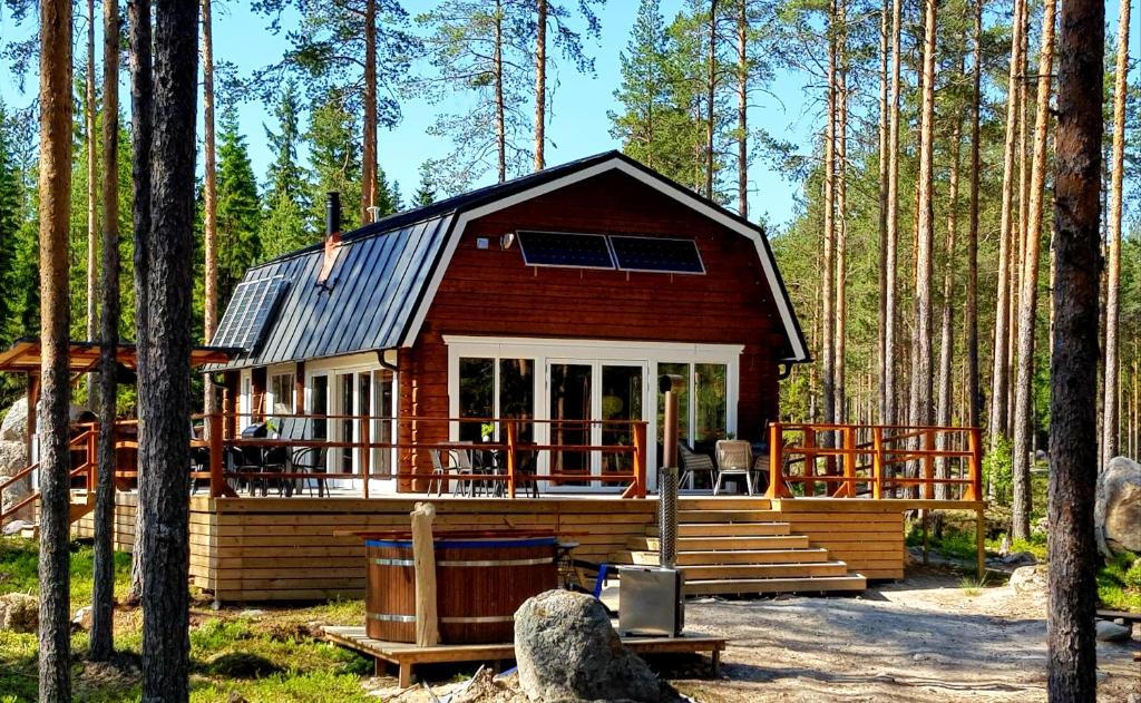 una pequeña cabaña en el bosque con árboles en ForRest unikt designat hus mitt i skogen, en Alfta