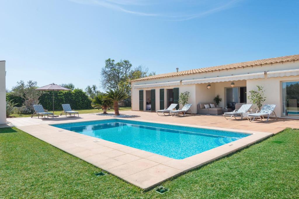 una piscina nel cortile di una casa di Sa Finca a Muro