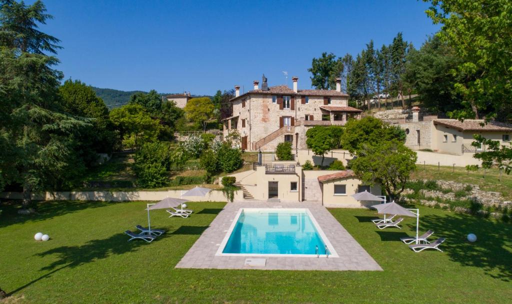an estate with a swimming pool and a house at Relais Il Furioso in Monte Castello di Vibio