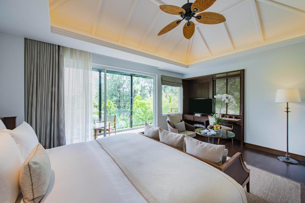 Postel nebo postele na pokoji v ubytování Anantara Layan Phuket Resort